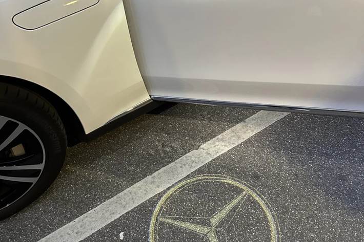 Hvid Mercedes EQE300 fra 2023