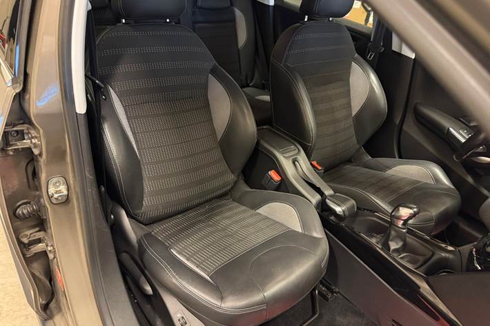 Grå Peugeot 2008 fra 2016