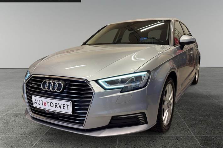 Sølv Audi A3 fra 2018 set udefra