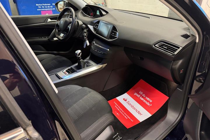 Blå Peugeot 308 fra 2015