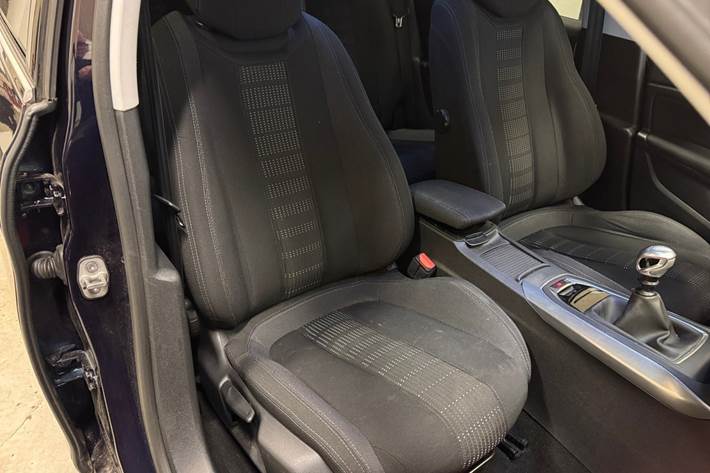 Blå Peugeot 308 fra 2015