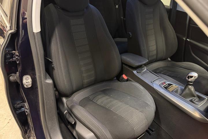 Blå Peugeot 308 fra 2015