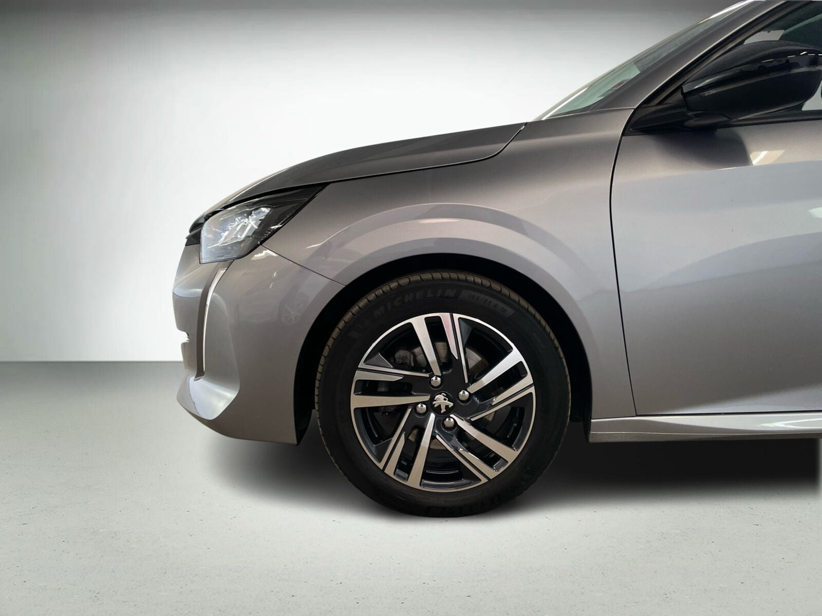Sølv Peugeot 208 fra 2022
