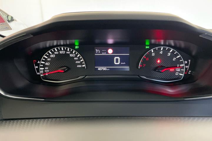Sølv Peugeot 208 fra 2022