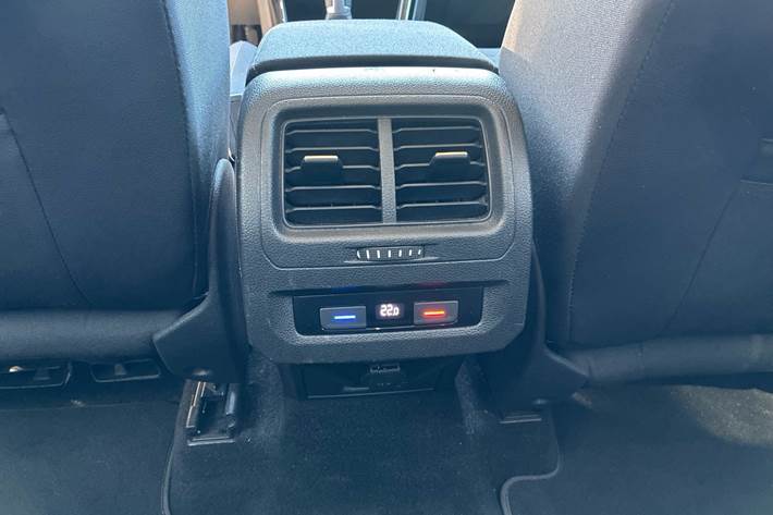 Grå VW Touran fra 2018