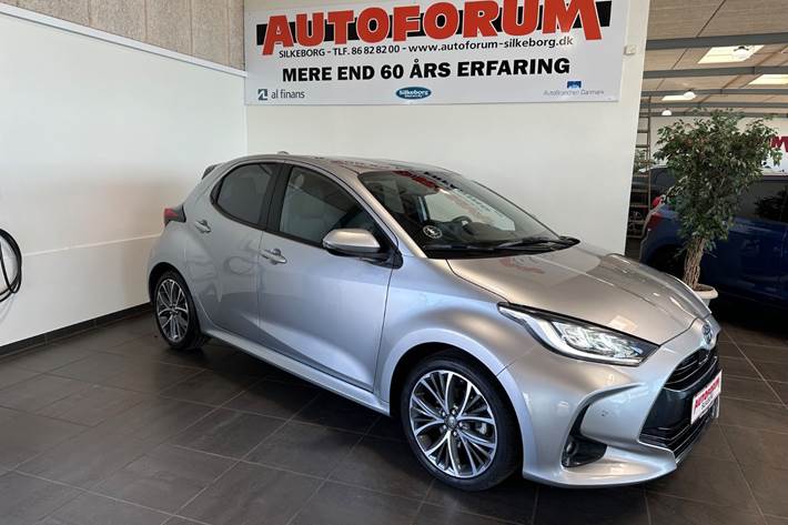 Grå Toyota Yaris fra 2025