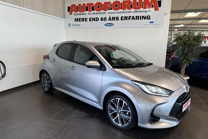 Grå Toyota Yaris fra 2025