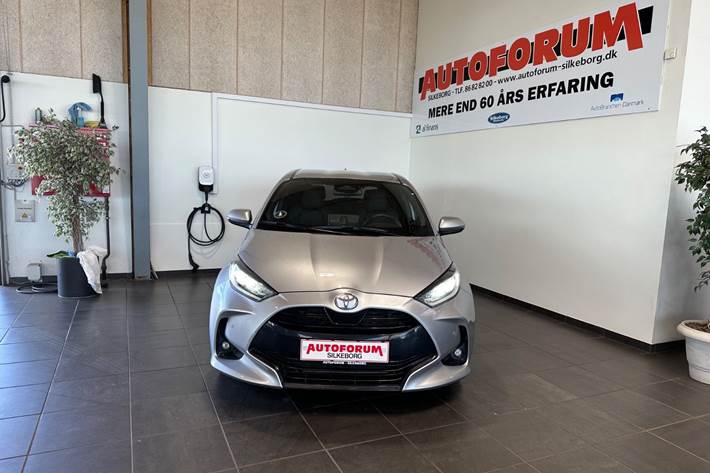 Grå Toyota Yaris fra 2025