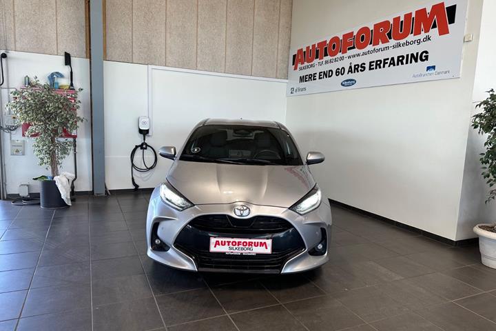 Grå Toyota Yaris fra 2025
