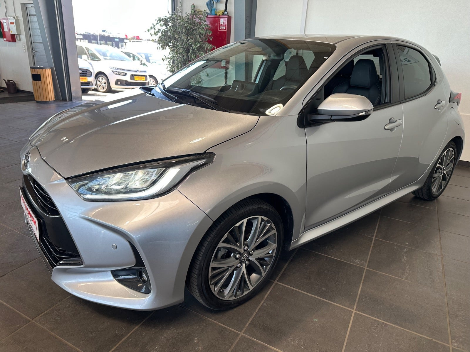 Grå Toyota Yaris fra 2025