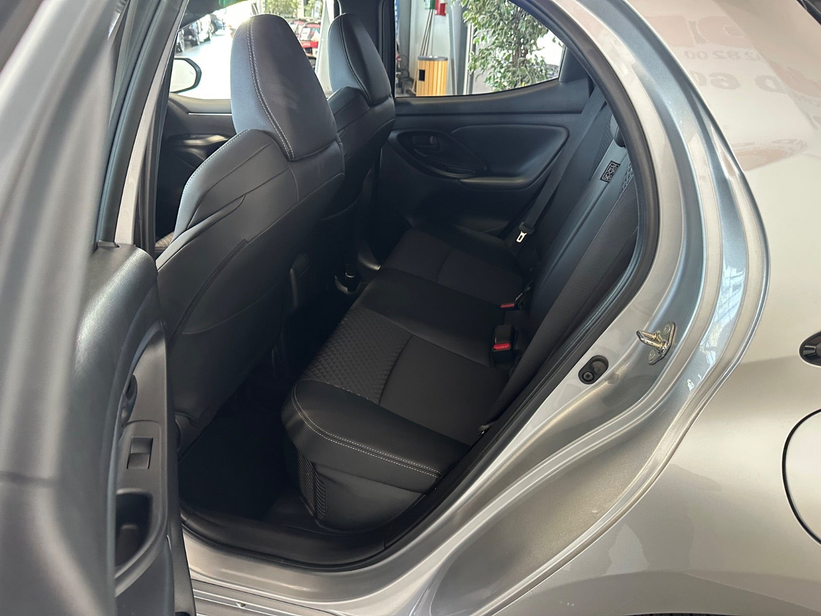 Grå Toyota Yaris fra 2025