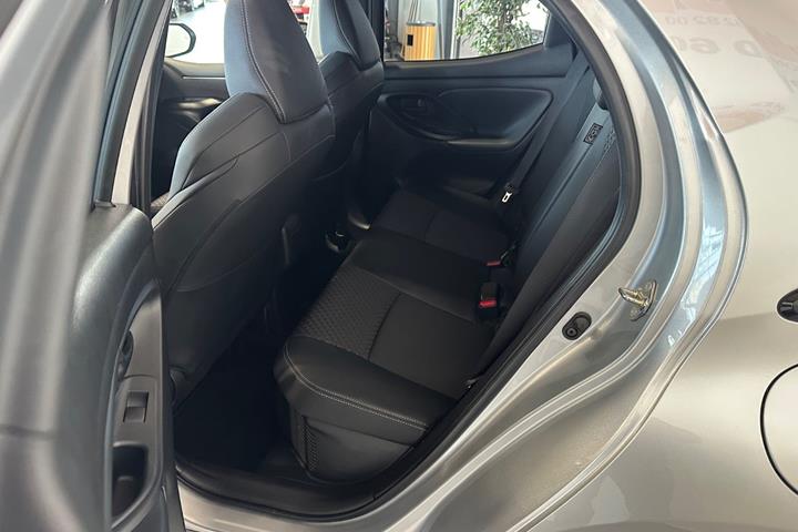 Grå Toyota Yaris fra 2025
