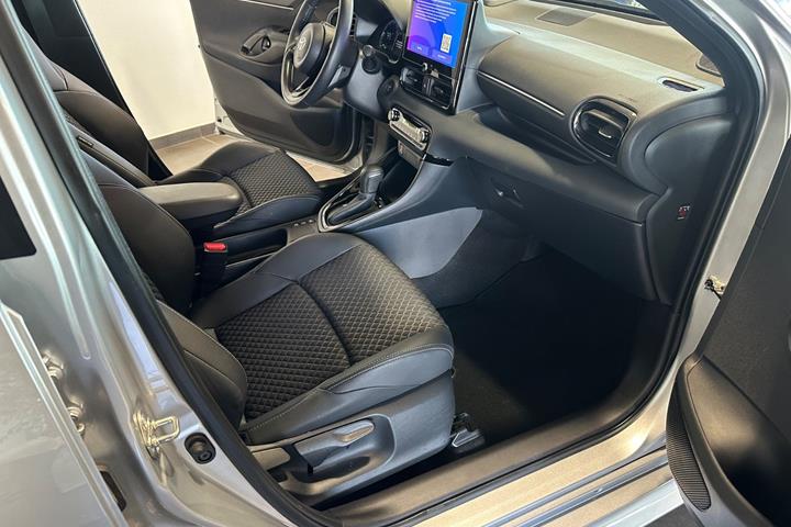 Grå Toyota Yaris fra 2025