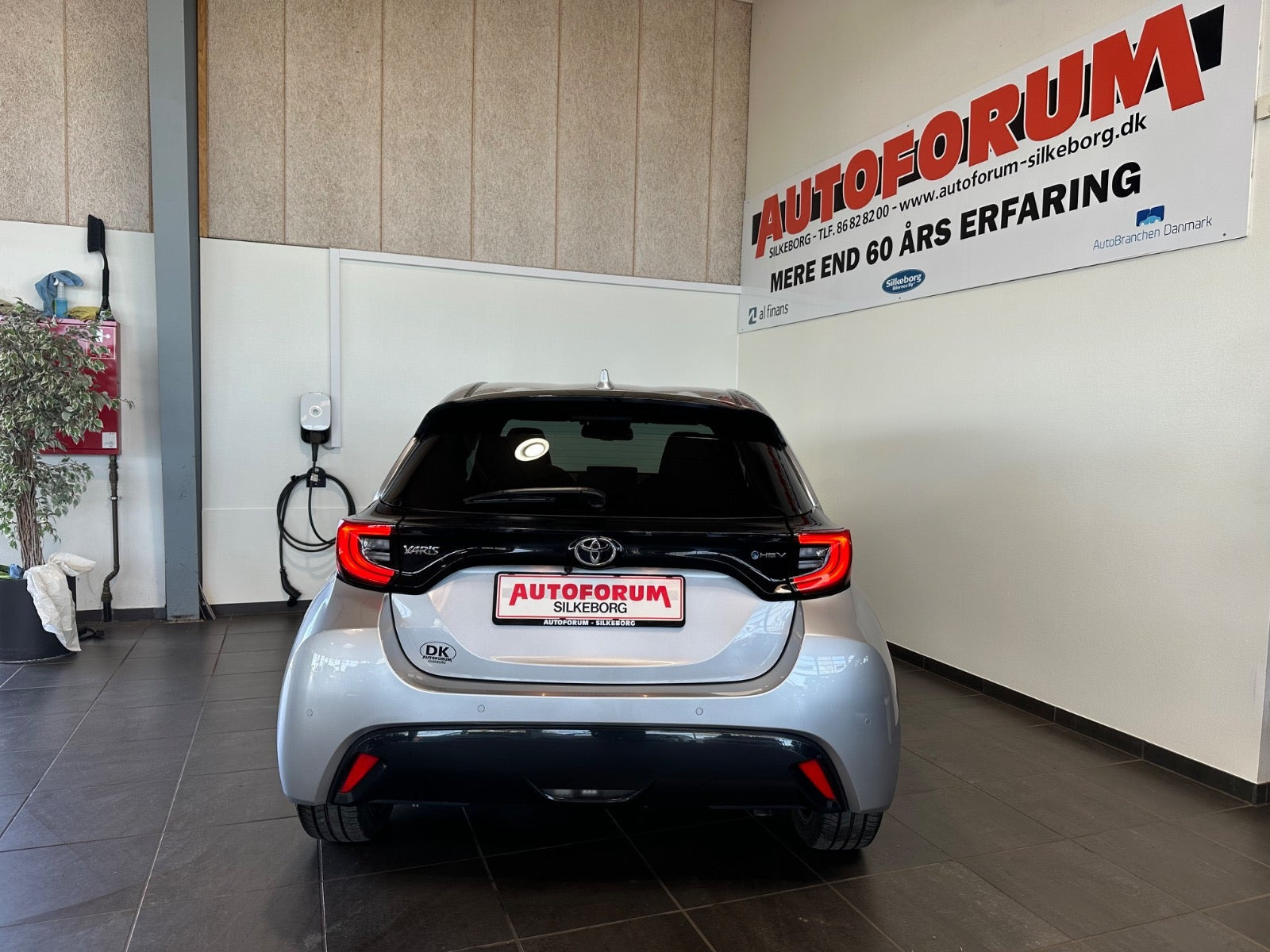 Grå Toyota Yaris fra 2025
