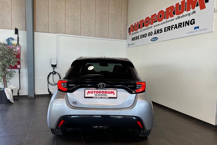 Grå Toyota Yaris fra 2025