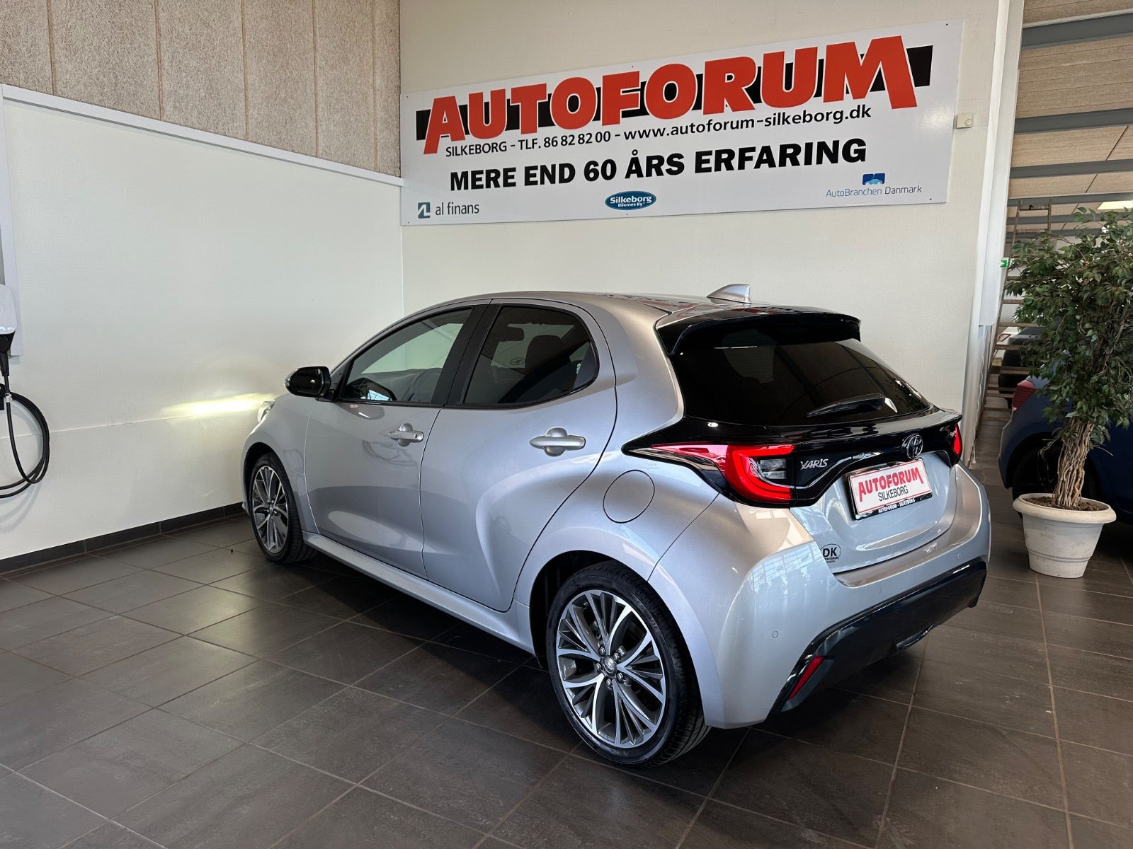 Grå Toyota Yaris fra 2025
