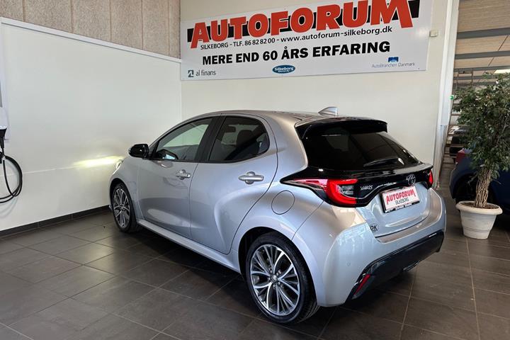 Grå Toyota Yaris fra 2025
