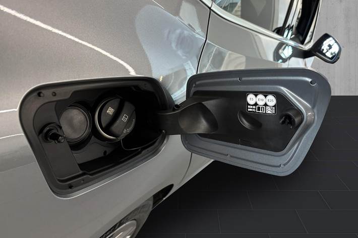 Sølv BMW 225e fra 2023