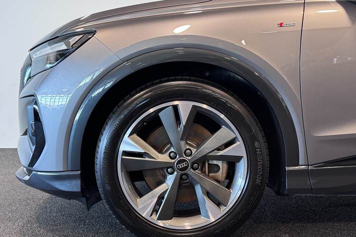 Grå Audi Q4 e-tron fra 2024