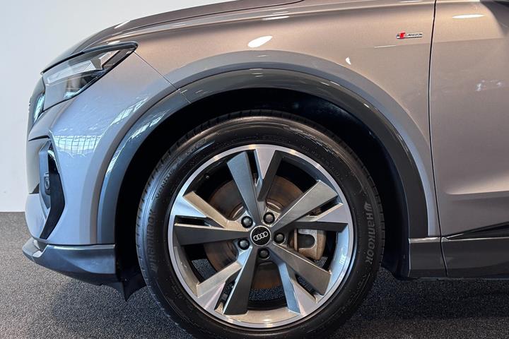 Grå Audi Q4 e-tron fra 2024