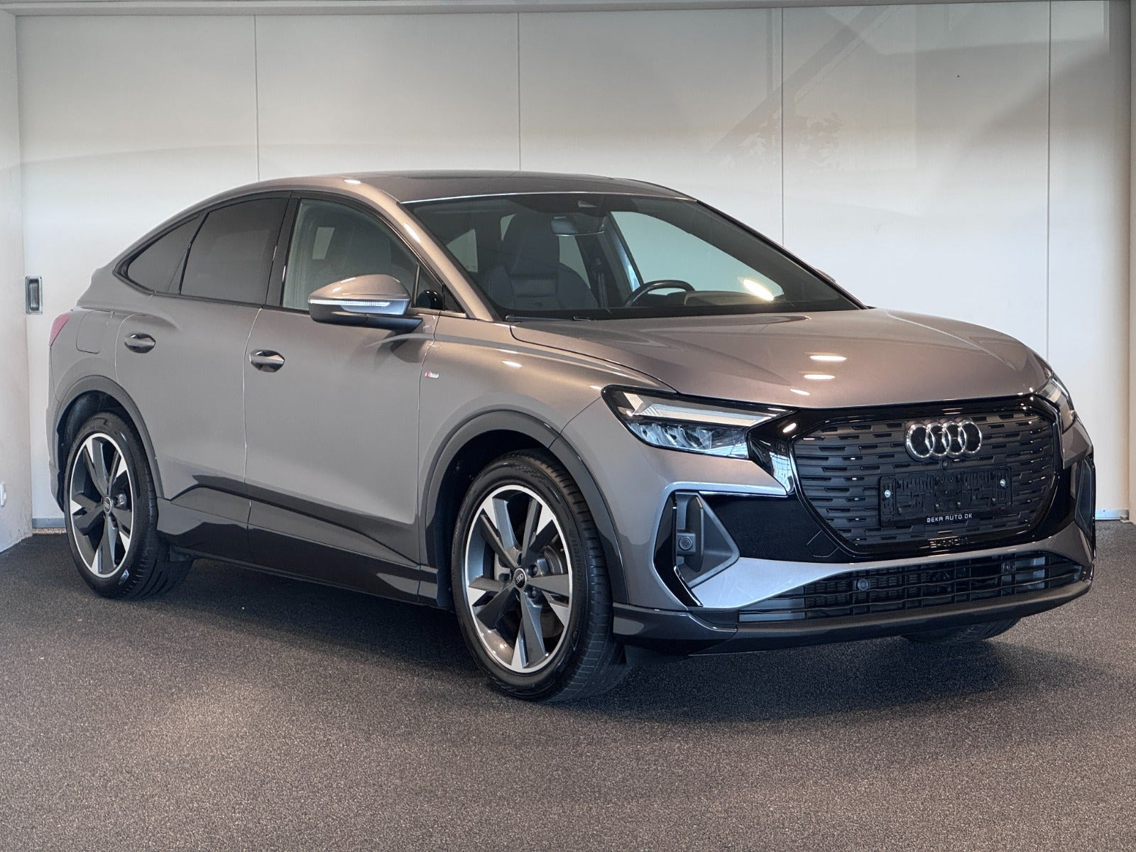 Grå Audi Q4 e-tron fra 2024