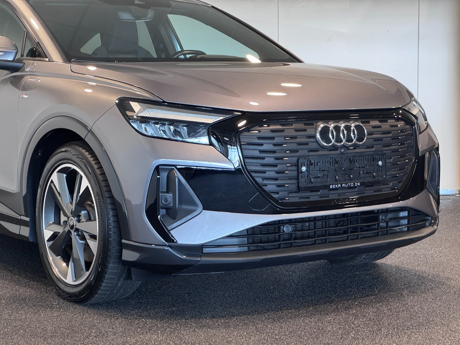Grå Audi Q4 e-tron fra 2024