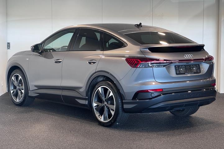 Grå Audi Q4 e-tron fra 2024