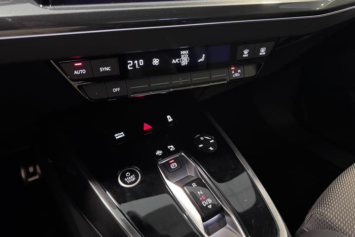 Grå Audi Q4 e-tron fra 2024