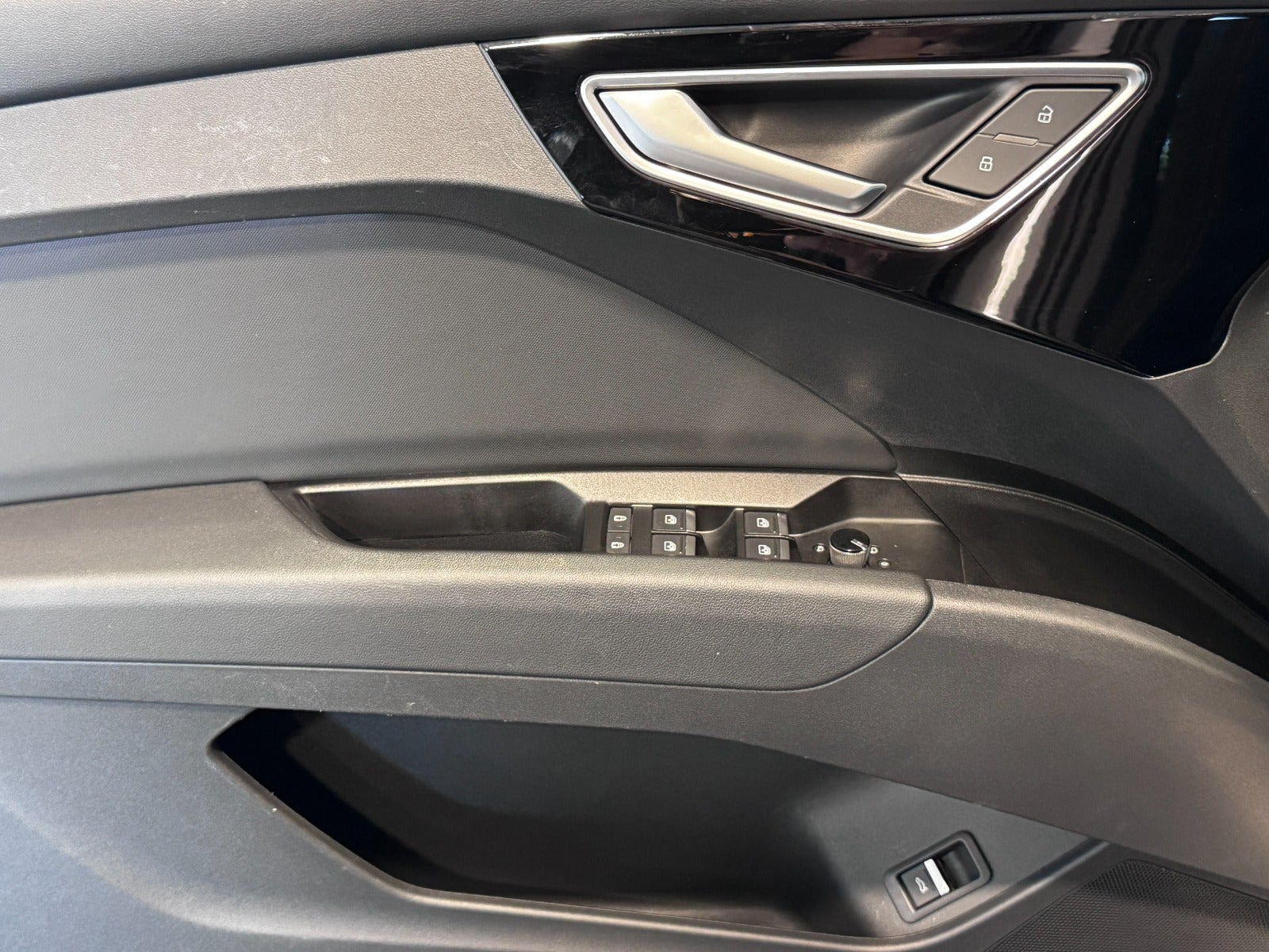 Grå Audi Q4 e-tron fra 2024