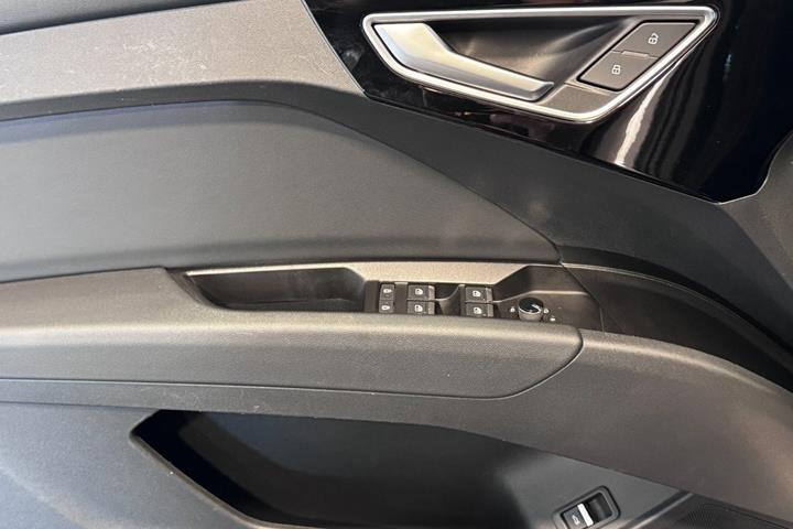 Grå Audi Q4 e-tron fra 2024