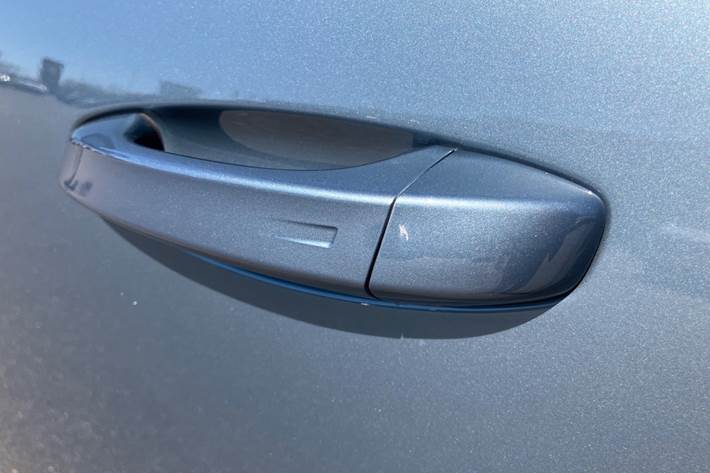 Blå Peugeot e-5008 fra 2025