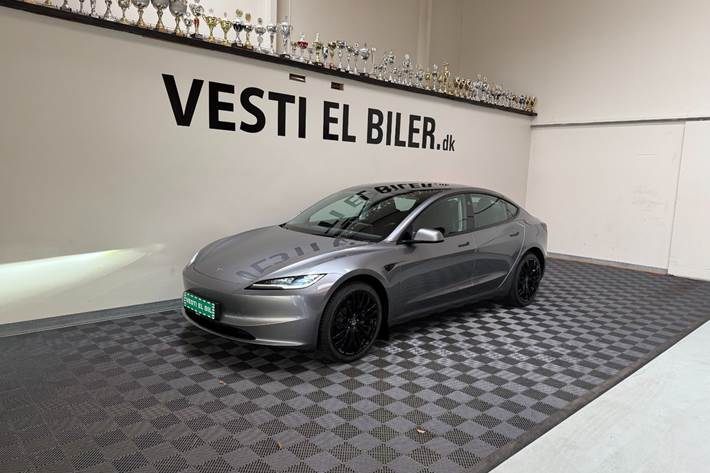 Sølv Tesla Model 3 fra 2024