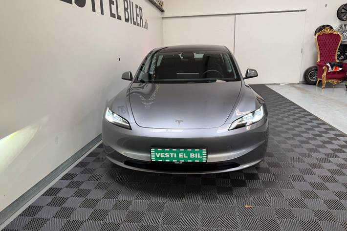 Sølv Tesla Model 3 fra 2024