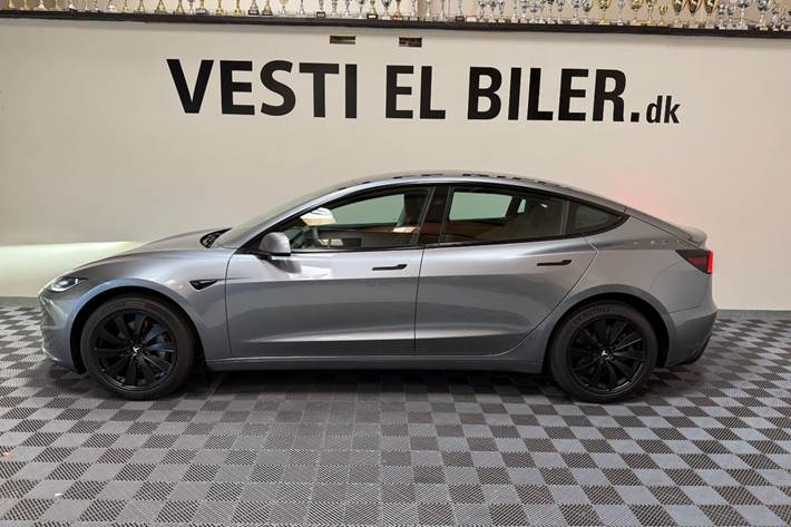 Sølv Tesla Model 3 fra 2024