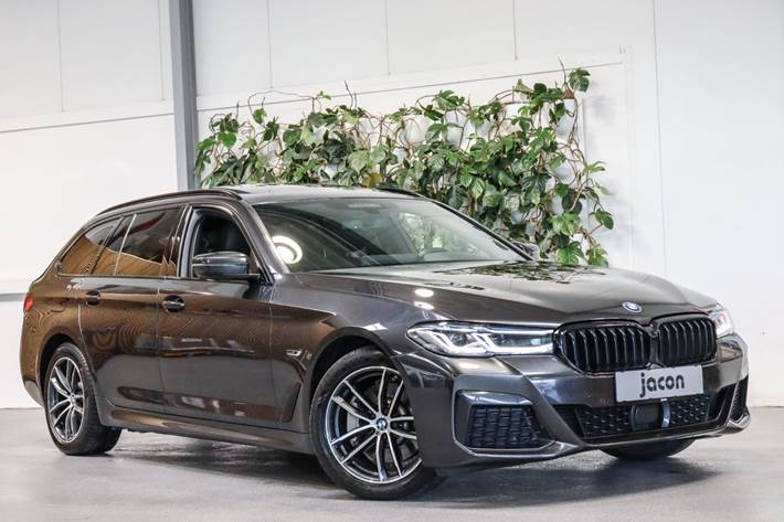 Grå BMW 530e fra 2023