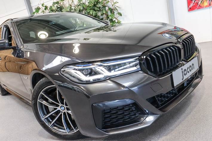 Grå BMW 530e fra 2023