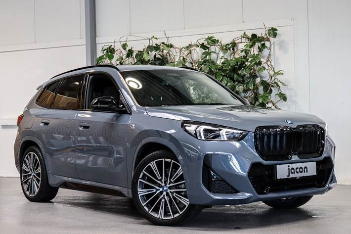 Grå BMW iX1 fra 2023 set udefra