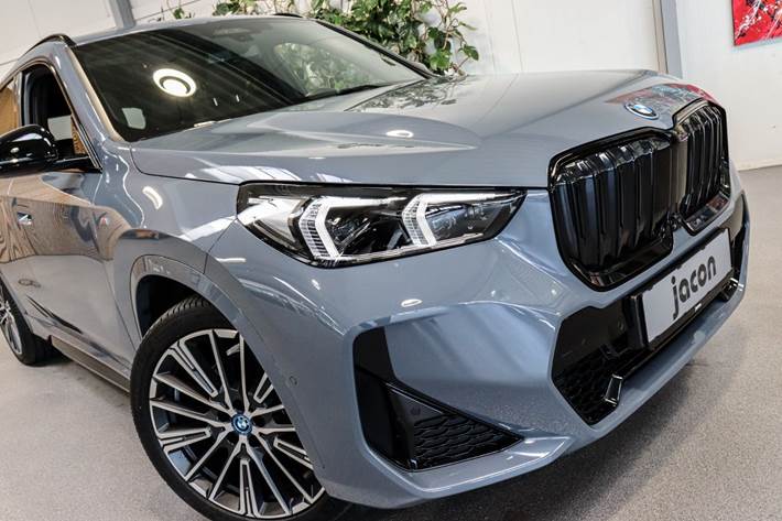 Grå BMW iX1 fra 2023