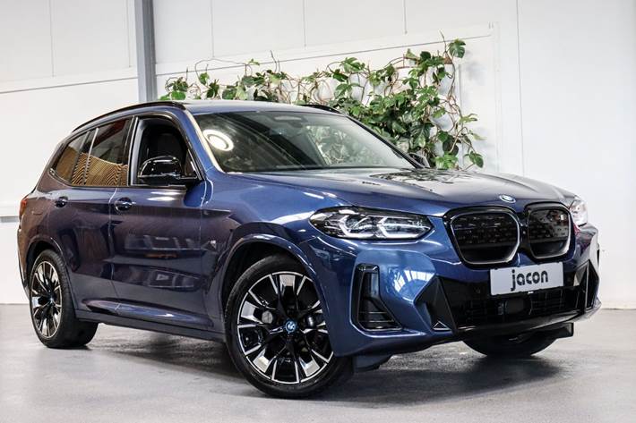 Blå BMW iX3 fra 2023