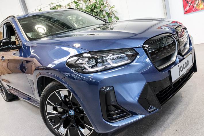 Blå BMW iX3 fra 2023