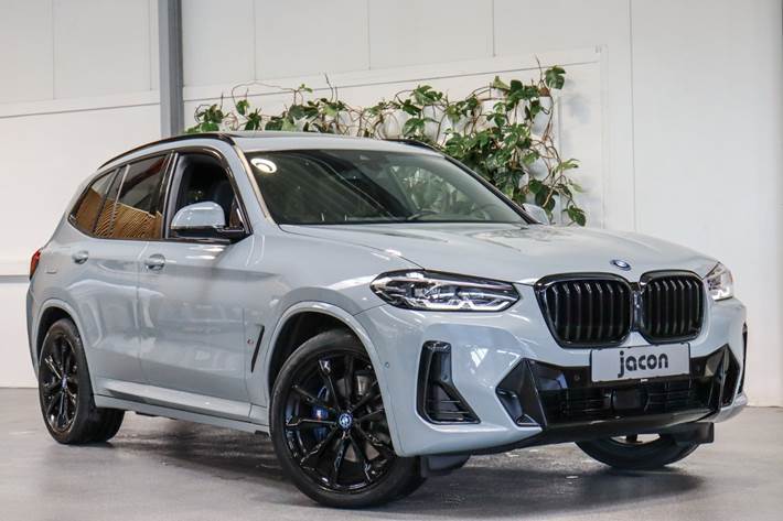 Grå BMW X3 fra 2023 set udefra