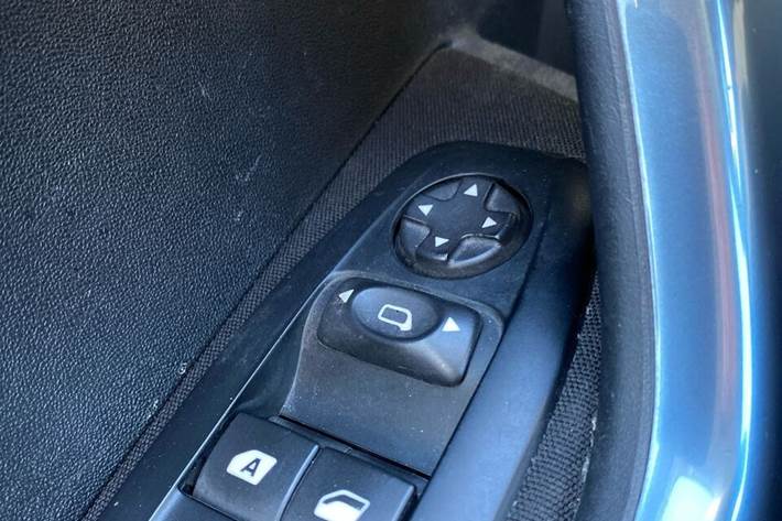 Grå Peugeot 208 fra 2012