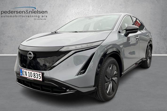 Grå Nissan Ariya fra 2024 set udefra