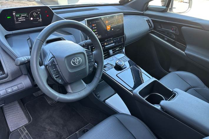 Hvid Toyota BZ4X fra 2025