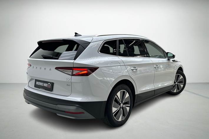 Hvid Skoda Enyaq fra 2023