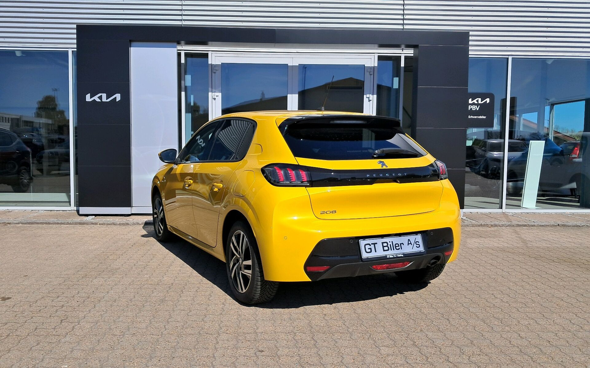 Gul Peugeot 208 fra 2021