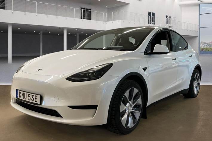 Hvid Tesla Model Y fra 2023