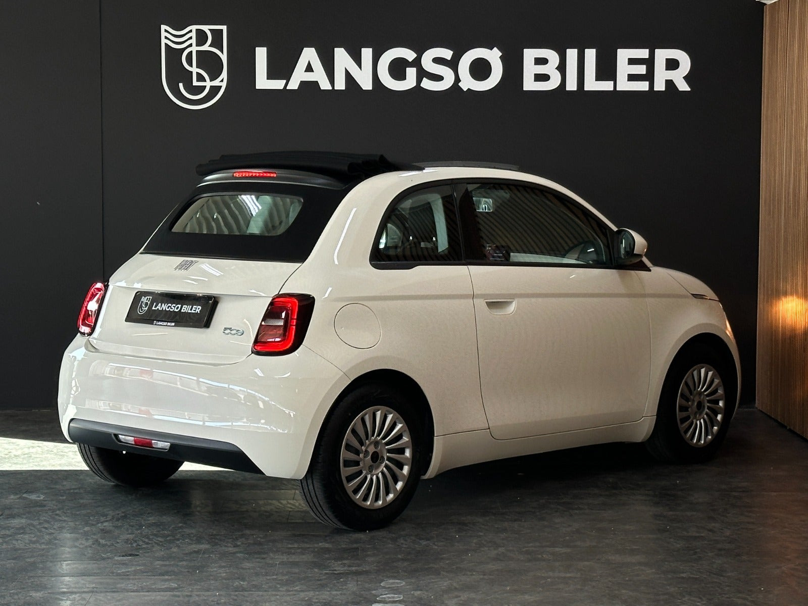 Hvid Fiat 500e fra 2023