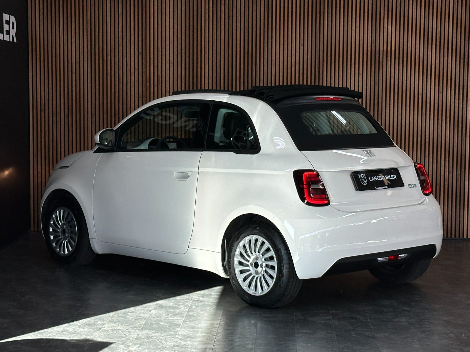 Hvid Fiat 500e fra 2023
