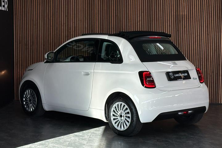 Hvid Fiat 500e fra 2023